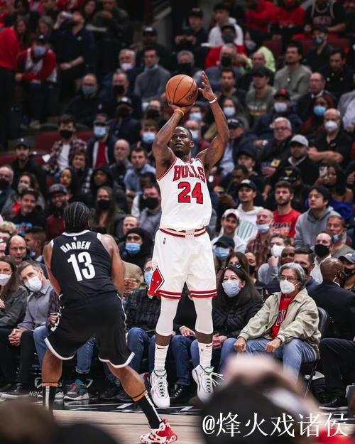 贾文特-格林抢断普里查德后，隔着怀特完成震撼单手扣篮